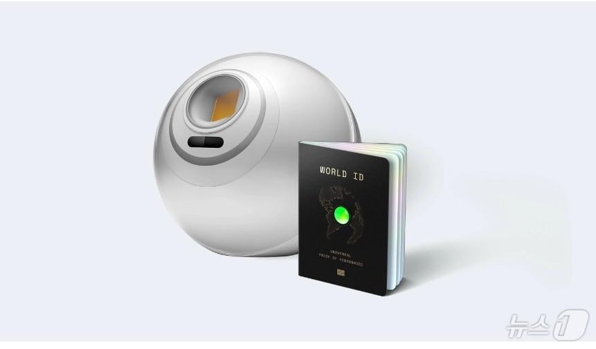 본문 이미지 - 월드코인의 홍채 인식 기기 '오브'. 월드코인 블로그 갈무리.
