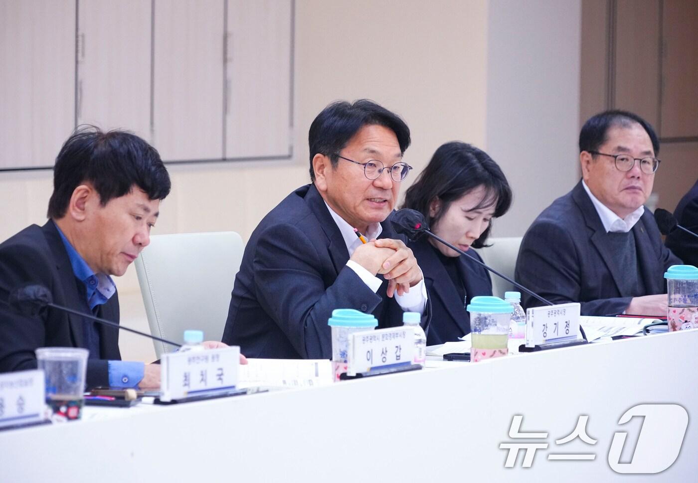 강기정 광주시장이 12일 오전 시청 중회의실에서 &#39;제7차 민생경제대책본부 회의&#39;를 주재하고 있다.&#40;광주시 제공&#41;2024.12.12/뉴스1 ⓒ News1 박준배 기자