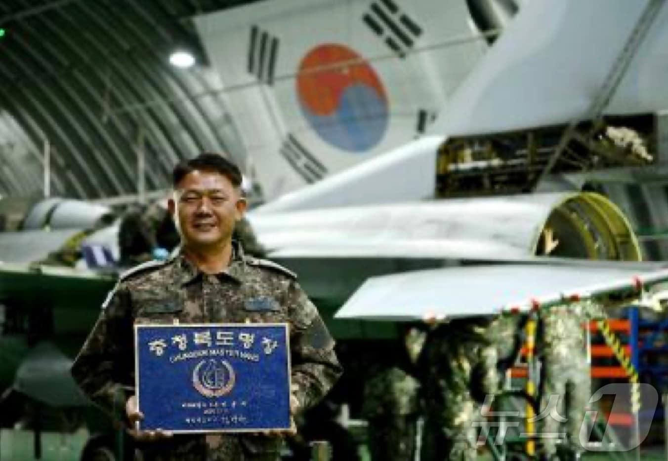 본문 이미지 -  12일 공군 19전투비행단은 항공정비전대 이용우 준위(49)가 충청북도 명장으로 선정됐다고 12일 밝혔다.(공군 19전비 제공)/뉴스1