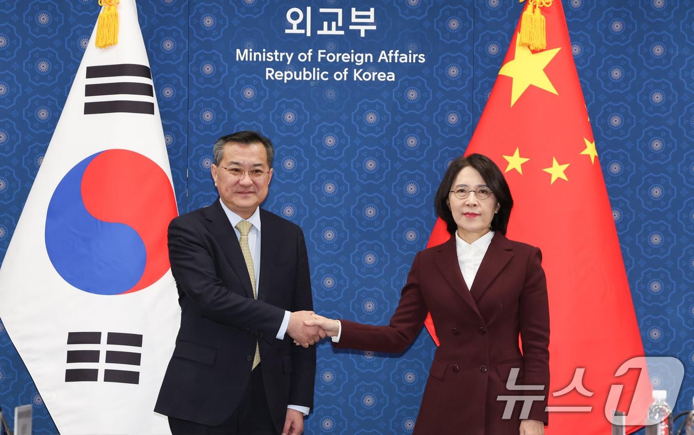 강인선 외교부 제2차관과 리페이 중국 상무부 부부장이 12일 서울 종로구 외교부청사에서 열린 제28차 한중 경제공동위원회에서 악수하고 있다. 2024.12.12/뉴스1 ⓒ News1 허경 기자