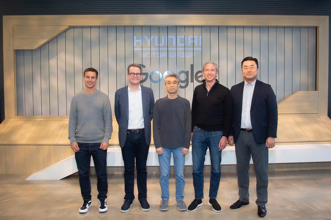 본문 이미지 - 현대차그룹의 송창현 첨단차량플랫폼(AVP) 본부장(가운데)과 김흥수 글로벌전략오피스(GSO)장 (오른쪽 끝)이 11일 서울에서 구글 경영진과 소프트웨어 협력 확대 방안을 논의한 후 기념 사진을 촬영했다(현대차그룹 제공). 2024.12.11.