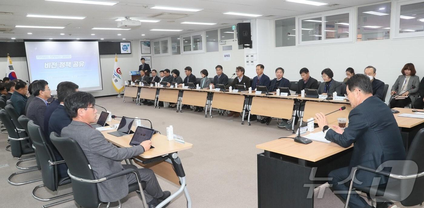 본문 이미지 - 부안군은 12일 군청 5층 대회의실에서 권익현 군수를 비롯해 부서장이 참석한 가운데 ‘미리 보는 희망 부안 2030’ 비전·정책공유회를 개최했다.(부안군 제공)2024.12.12/뉴스1