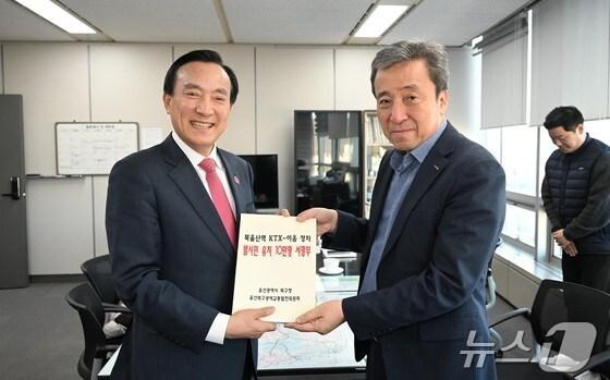 본문 이미지 - 박천동 울산 북구청장이 지난달 한국철도공사를 찾아 KTX-이음 북울산역 정차 유치를 위한 범시민 서명운동 서명부를 전달했다.&#40;울산 북구 제공&#41;