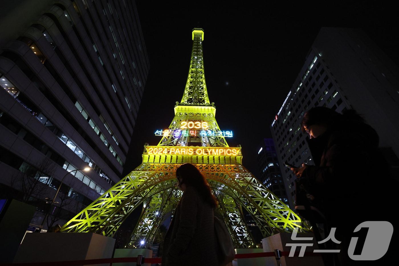 서울빛초롱 축제 개막을 하루 앞둔 12일 오후 서울 청계천에서 시민들이 전시물을 구경하고 있다. 서울 윈터 페스타 일환으로 열리는 서울빛초롱 축제는 내년 1월 12일까지 전통적 빛 조형물부터 세계적 랜드마크까지 240여 개의 전시물이 전시된다. 2024.12.12/뉴스1 ⓒ News1 신웅수 기자
