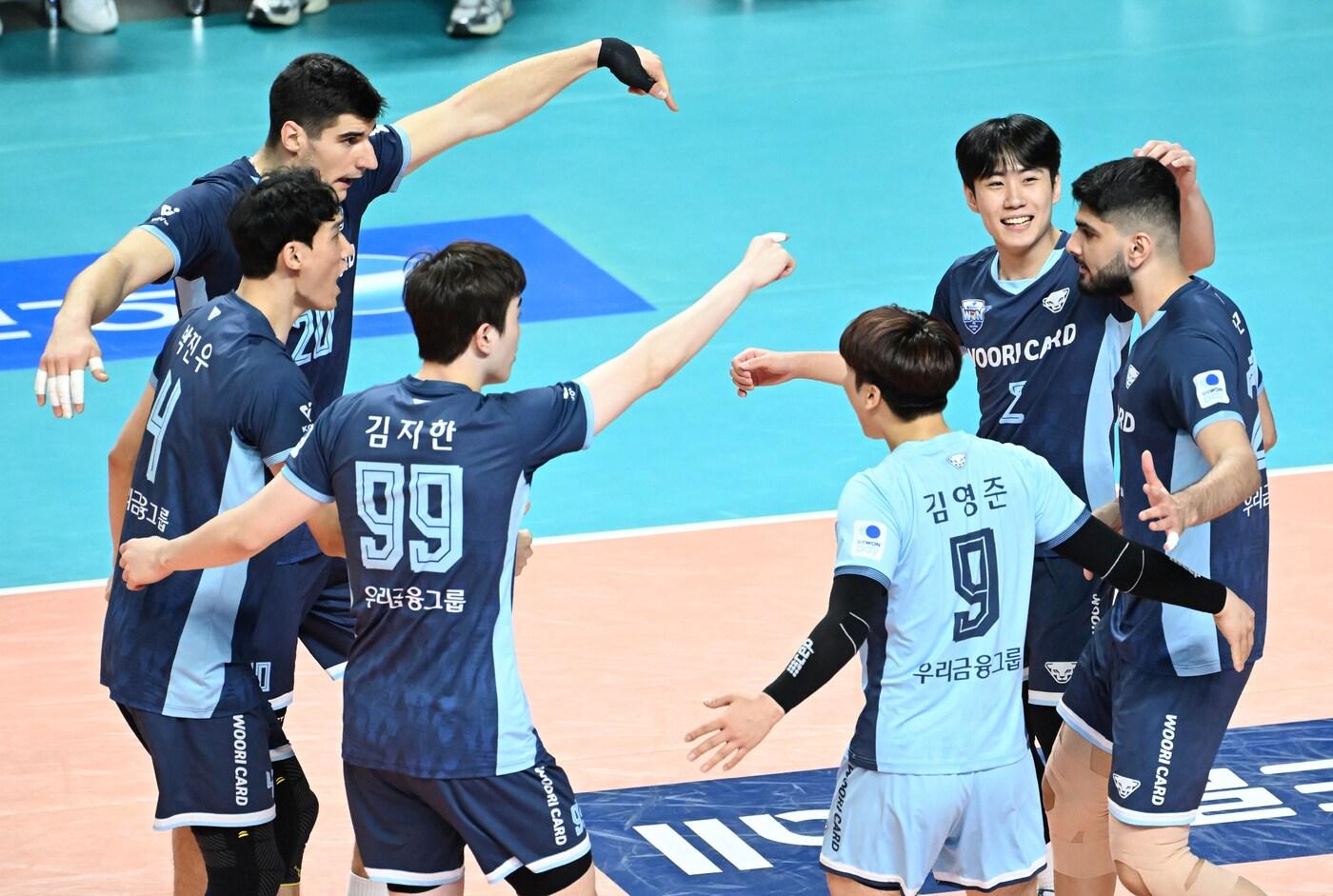 본문 이미지 - 삼각편대의 화력이 폭발한 우리카드 (한국배구연맹 제공)