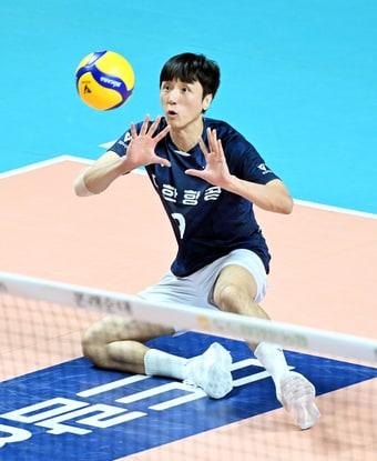 본문 이미지 - 2경기 연속 리베로로 출전한 곽승석(한국배구연맹 제공)