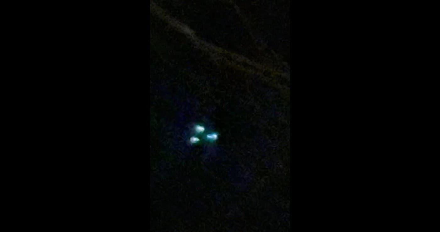 본문 이미지 - 미국 뉴저지주 상공에서 목격된 드론 촬영본. (출처 : MendhamMike 엑스 계정)