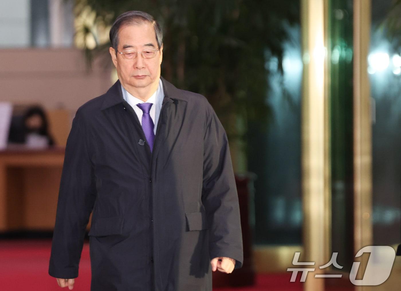 본문 이미지 - 한덕수 국무총리가 13일 서울 종로구 정부서울청사로 출근하고 있다. 2024.12.13/뉴스1 ⓒ News1 허경 기자
