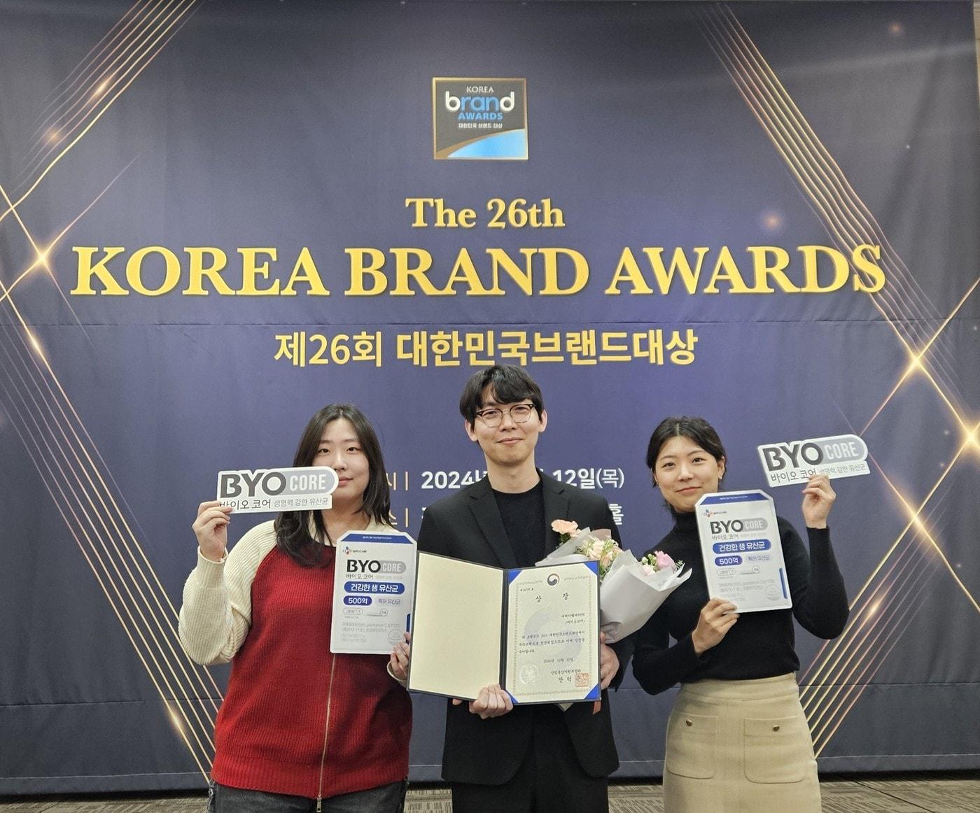 본문 이미지 - 지난 12일 열린 '제26회 대한민국브랜드대상' 시상식에서 CJ웰케어 직원들이 산업통상자원부장관상 수상 후 기념 촬영을 하고 있다(CJ웰케어 제공).