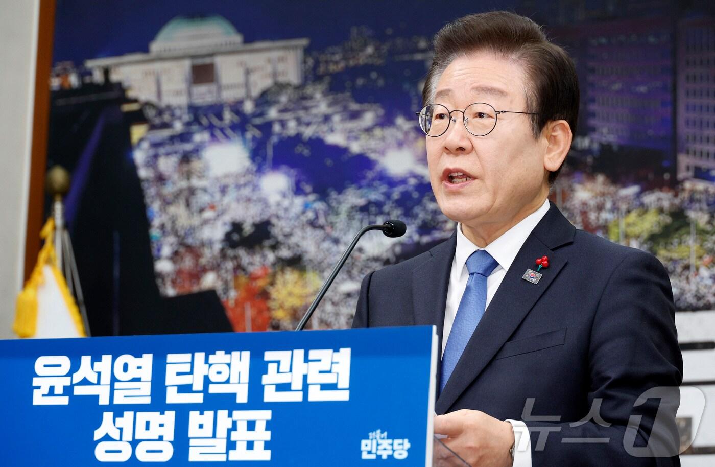 이재명 더불어민주당 대표가 13일 오전 서울 여의도 국회에서 윤석열 탄핵 관련 성명을 발표하고 있다. 2024.12.13/뉴스1 ⓒ News1 안은나 기자