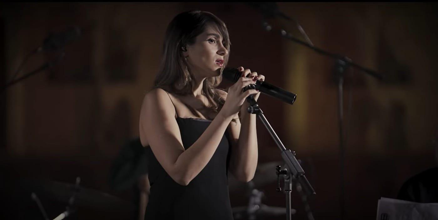 이란의 여성 가수 파라스투 아마디가 11일(현지시간) 밤 공연하고 있다. <출처=파라스투 아마디 유튜브 캡처>