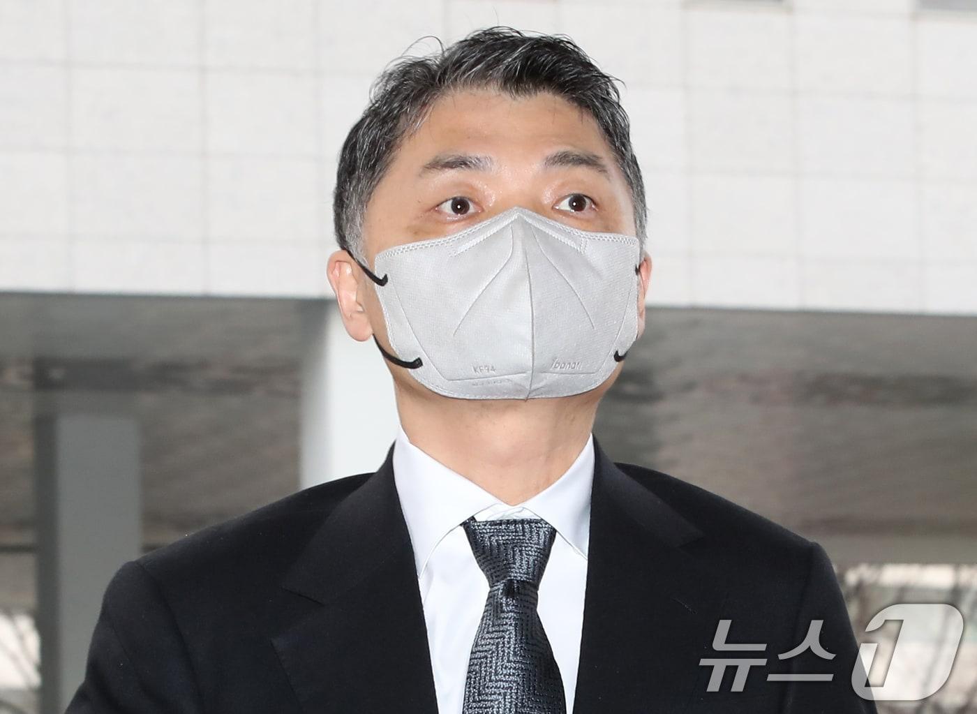 본문 이미지 - SM엔터테인먼트 시세조종 의혹을 받는 김범수 카카오 경영쇄신위원장이 13일 오전 서울 양천구 서울남부지방법원에서 열린 자본시장과금융투자업에관한법률위반 공판에 출석하고 있다. 2024.12.13/뉴스1 ⓒ News1 박세연 기자