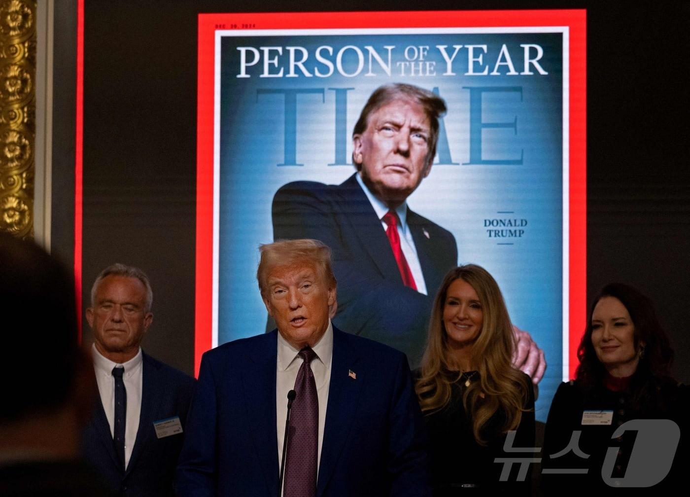 본문 이미지 - 도널드 트럼프 미국 대통령 당선인이 12일(현지시간) 시사 주간지 타임 올해의 인물로 선정된 뒤 뉴욕 증권거래소 연회에 참석해 연설을 하고 있다. 2024.12.13. ⓒ AFP=뉴스1 ⓒ News1 우동명 기자