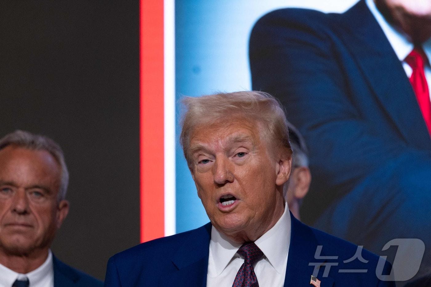 도널드 트럼프 미국 대통령 당선인이 12일(현지시간) 시사 주간지 타임 올해의 인물로 선정된 뒤 뉴욕 증권거래소 연회에 참석해 연설을 하고 있다. 2024.12.13. ⓒ AFP=뉴스1 ⓒ News1 우동명 기자