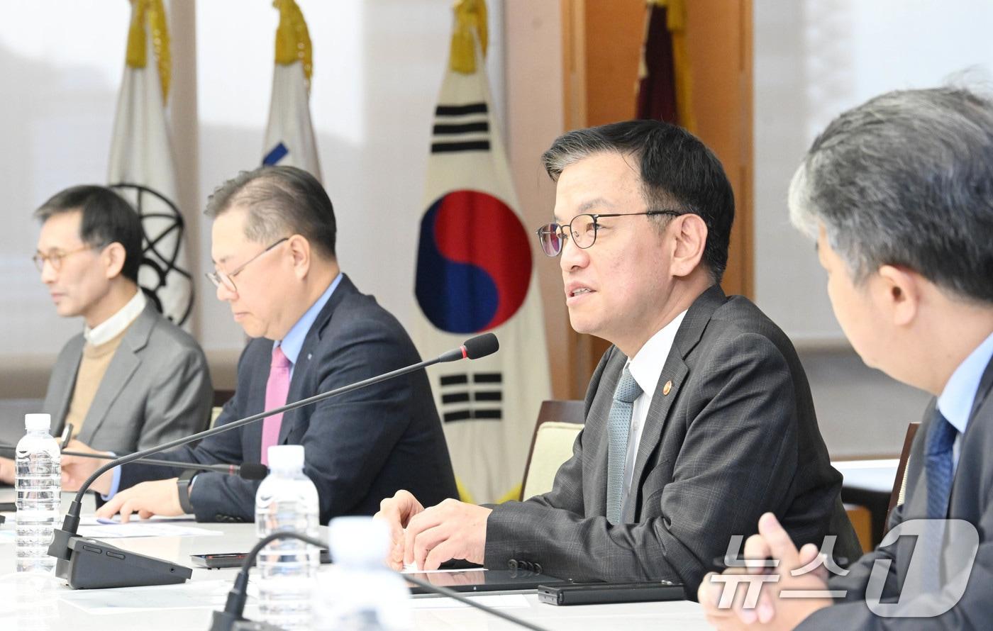 본문 이미지 - 최상목 경제부총리 겸 기획재정부 장관이 13일 서울 중구 대한상공회의소에서 '외투기업 간담회'를 주재하고 있다. (기획재정부 제공) 2024.12.13/뉴스1