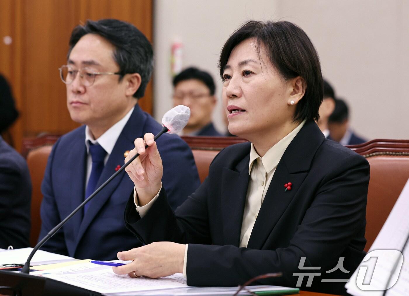 본문 이미지 - 송미령 농림축산식품부 장관이 13일 오전 서울 여의도 국회에서 열린 농해수위 전체회의에서 의원들의 질의에 답변하고 있다. 2024.12.13/뉴스1 ⓒ News1 구윤성 기자