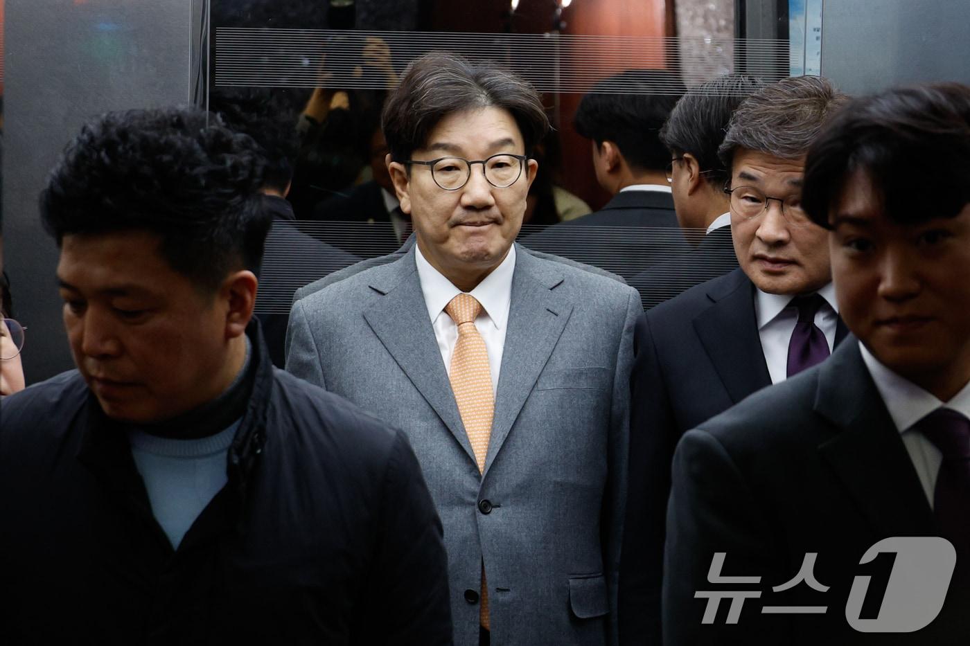 권성동 국민의힘 원내대표가 13일 오전 서울 여의도 국회에서 우원식 의장을 만나기 위해 김대식 비서실장과 이동하고 있다. 2024.12.13/뉴스1 ⓒ News1 안은나 기자