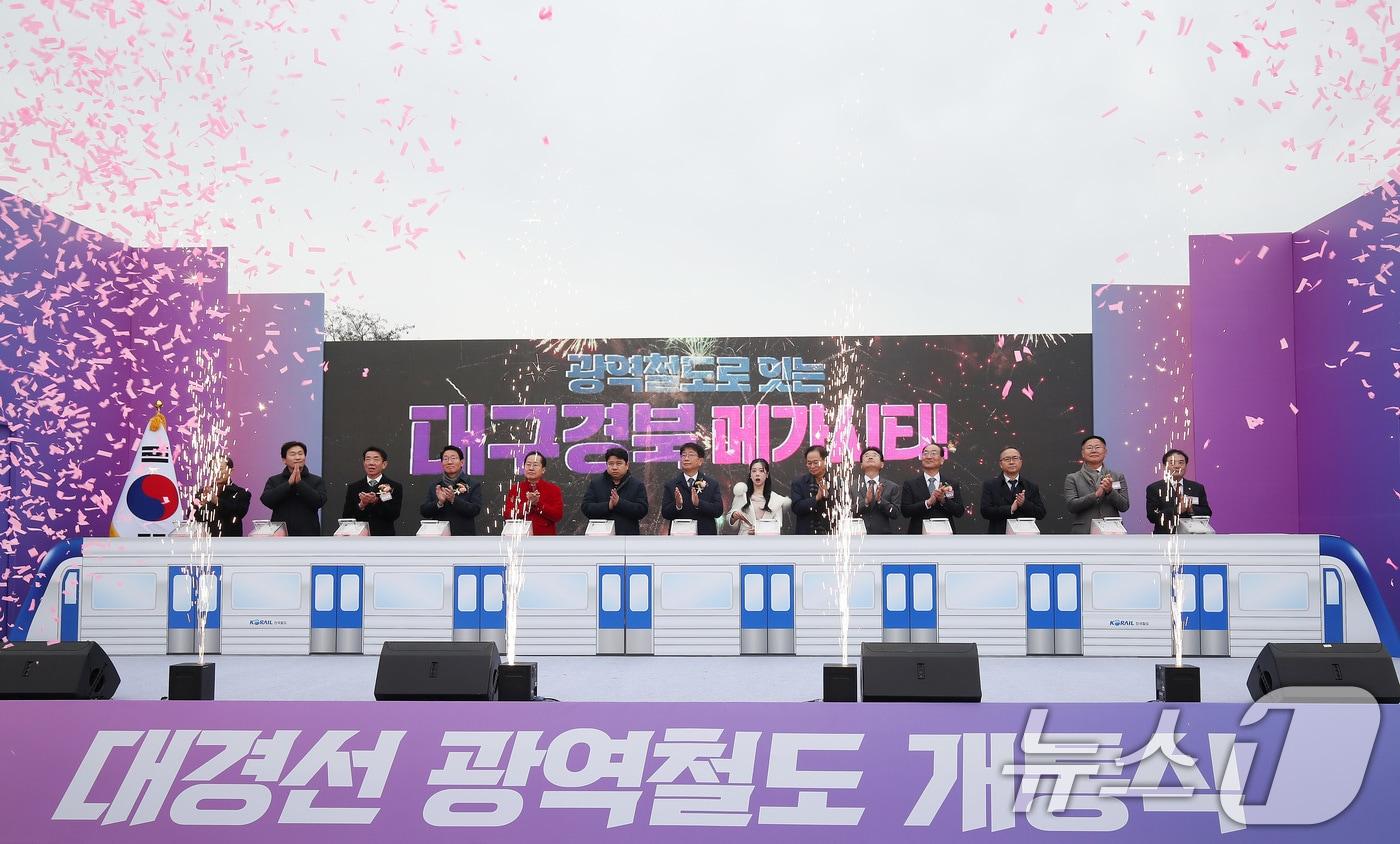 13일 오전 대구 서구 서대구역에서 열린 대경선&#40;대구경북선&#41; 광역철도 개통식에 참석한 홍준표 대구시장과 이철우 경북도지사를 비롯한 내빈들이 개통 축하 세리머니를 하고 있다. 2024.12.13/뉴스1 ⓒ News1 공정식 기자