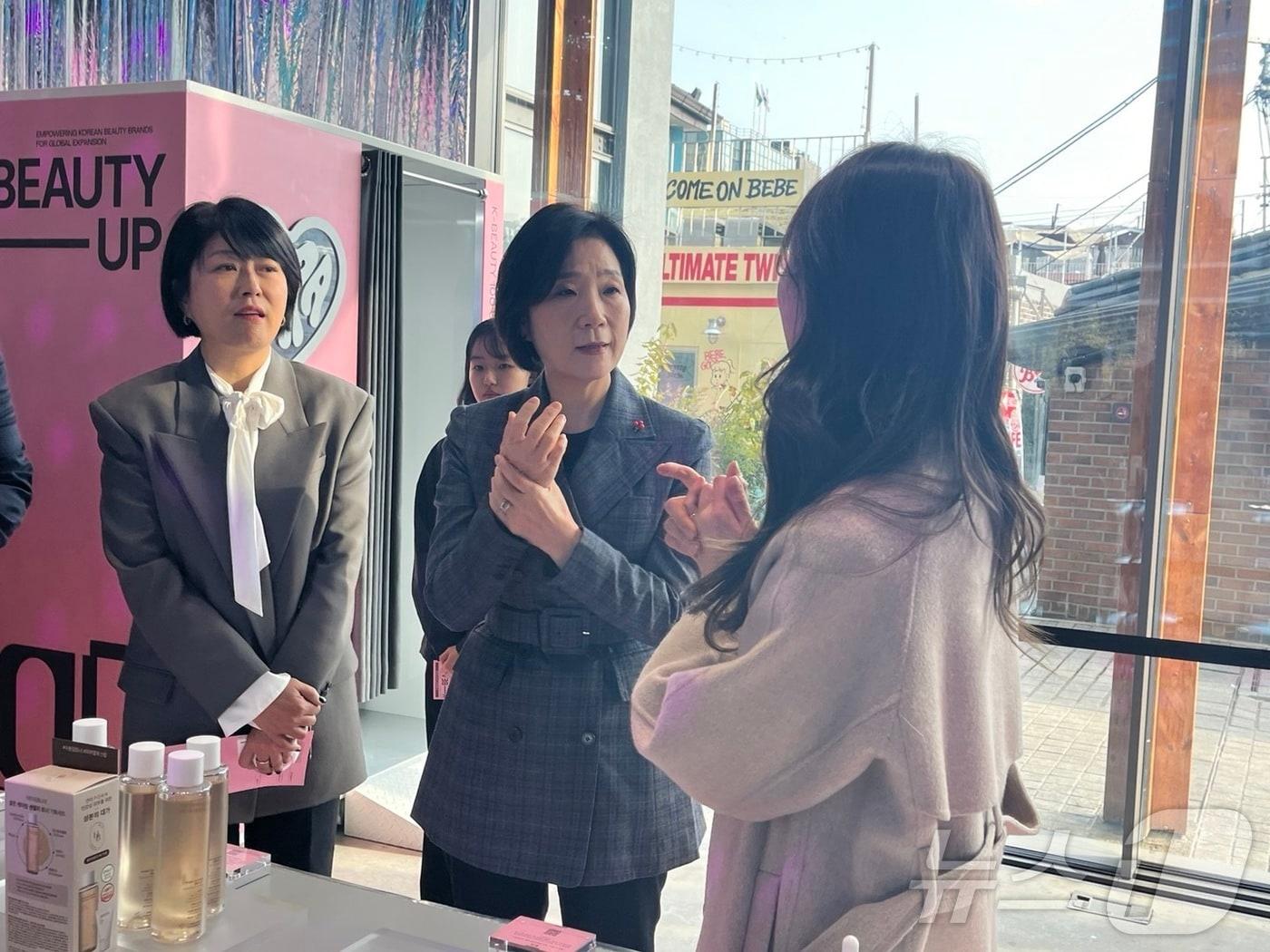 본문 이미지 - 오영주 중소벤처기업부 장관이 서울 종로구 익선동에 마련한 K-뷰티·푸드 팝업스토어를 방문해 제품을 체험해 보고 있다. ⓒ 뉴스1 김형준 기자