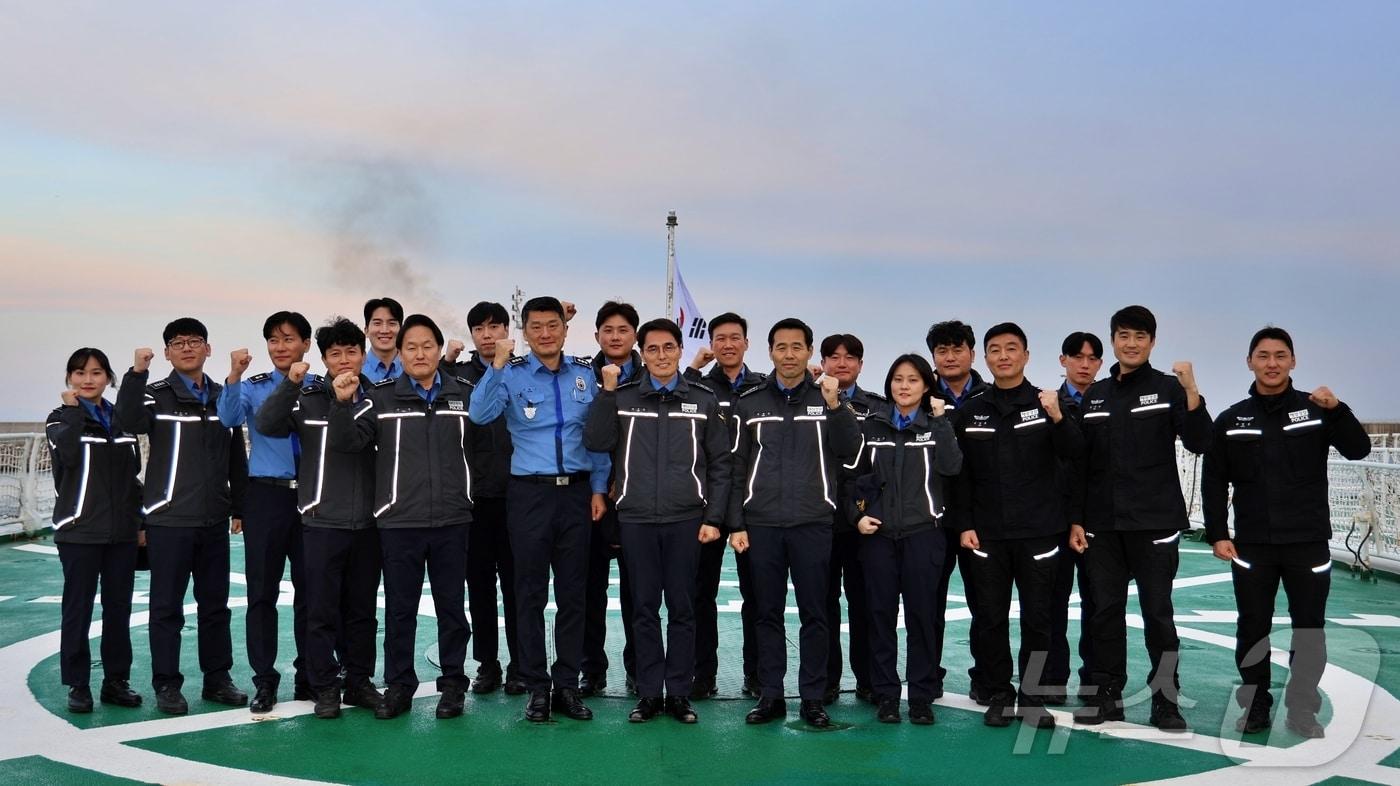 본문 이미지 - 김성종 동해지방해양경찰청장이 올 한해 동해해경청 내 최우수 함정으로 선정된 1512함 직원들과 기념촬영을 하고 있다.(동해해경청 제공) 2024.12.13/뉴스1