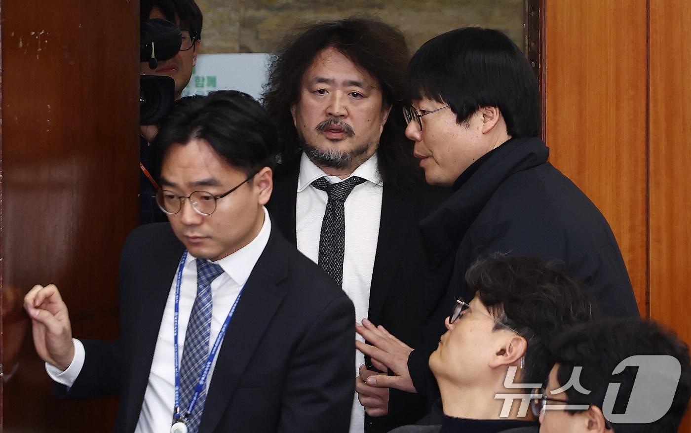 방송인 김어준 씨가 지난해 12월 13일 오전 서울 여의도 국회에서 열린 과학기술정보방송통신위원회 전체회의에 참고인으로 출석한 모습 . 2024.12.13/뉴스1 ⓒ News1 김민지 기자