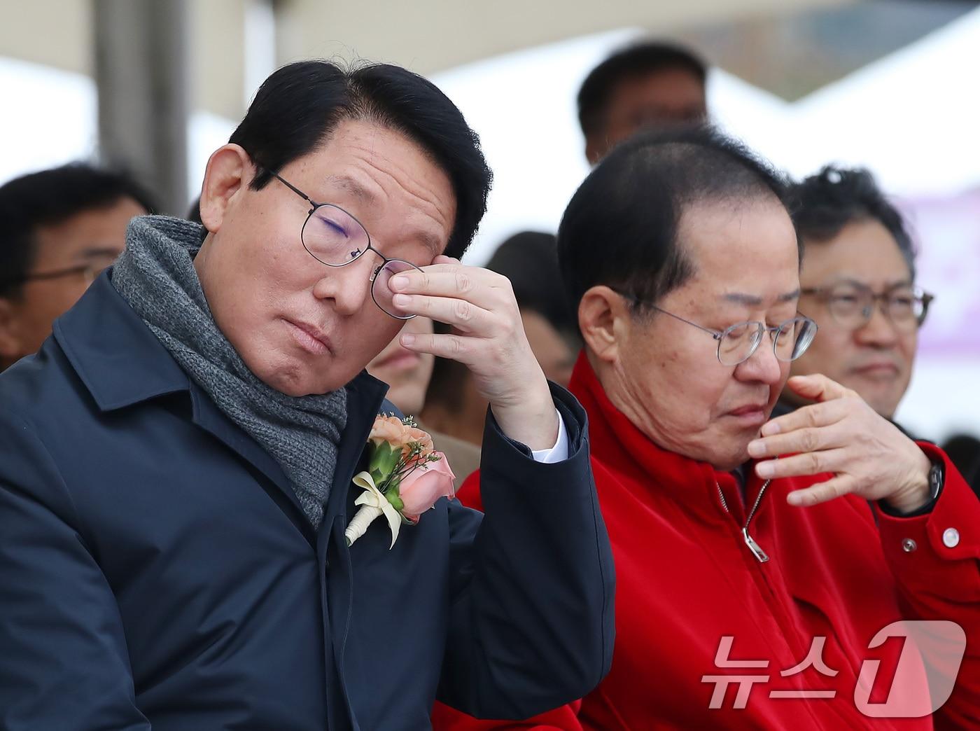 본문 이미지 - 김상훈 국민의힘 의원(왼쪽)이 13일 오전 대구 서구 서대구역에서 열린 대경선(대구경북선) 광역철도 개통식에 참석해 홍준표 대구시장과 대화 나눈 뒤 눈을 비비고 있다. 2024.12.13/뉴스1 ⓒ News1 공정식 기자