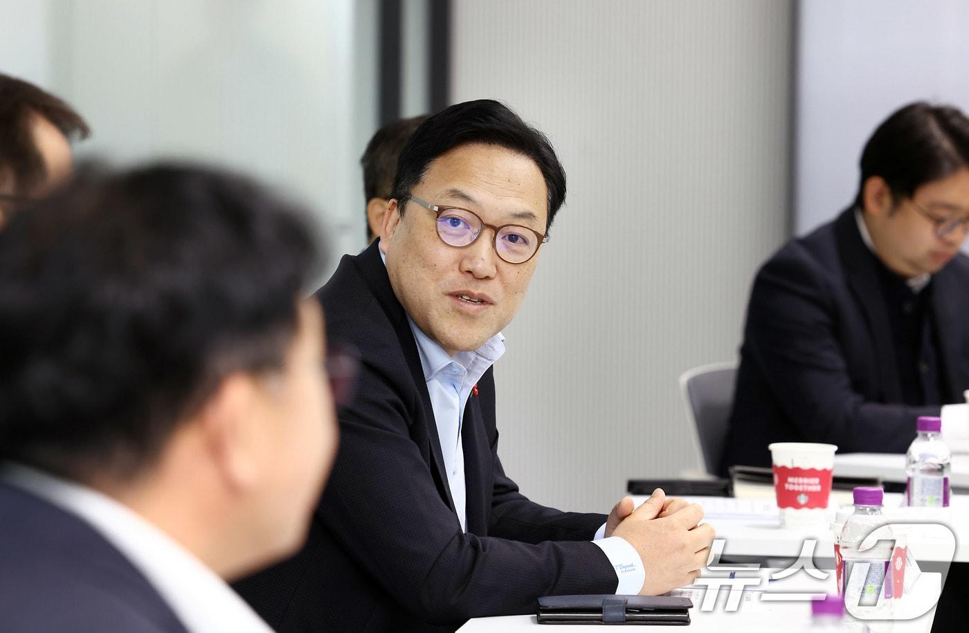 김병환 금융위원장이 13일 오전 대전 유성구 IBK창공 대전에서 5개의 IBK창공 기업 대표들을 만나 충청지역 벤처기업 간담회를 하고 있다. &#40;금융위원회 제공&#41; 2024.12.13/뉴스1