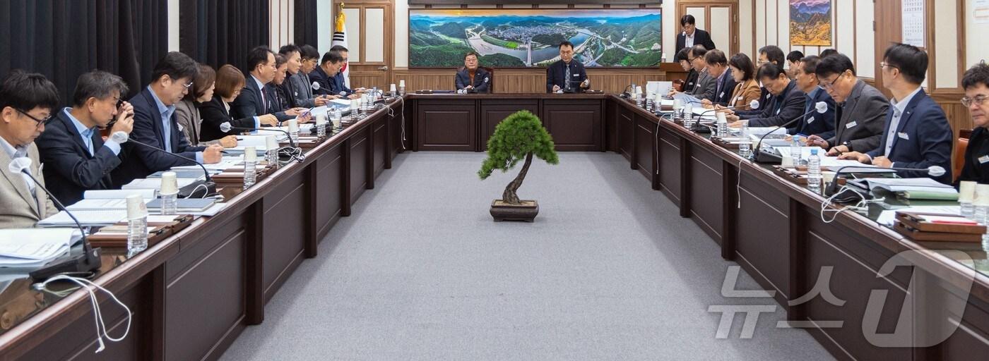 합천군 민생안정 대책반 회의 장면(합천군 제공). 2024.12.13