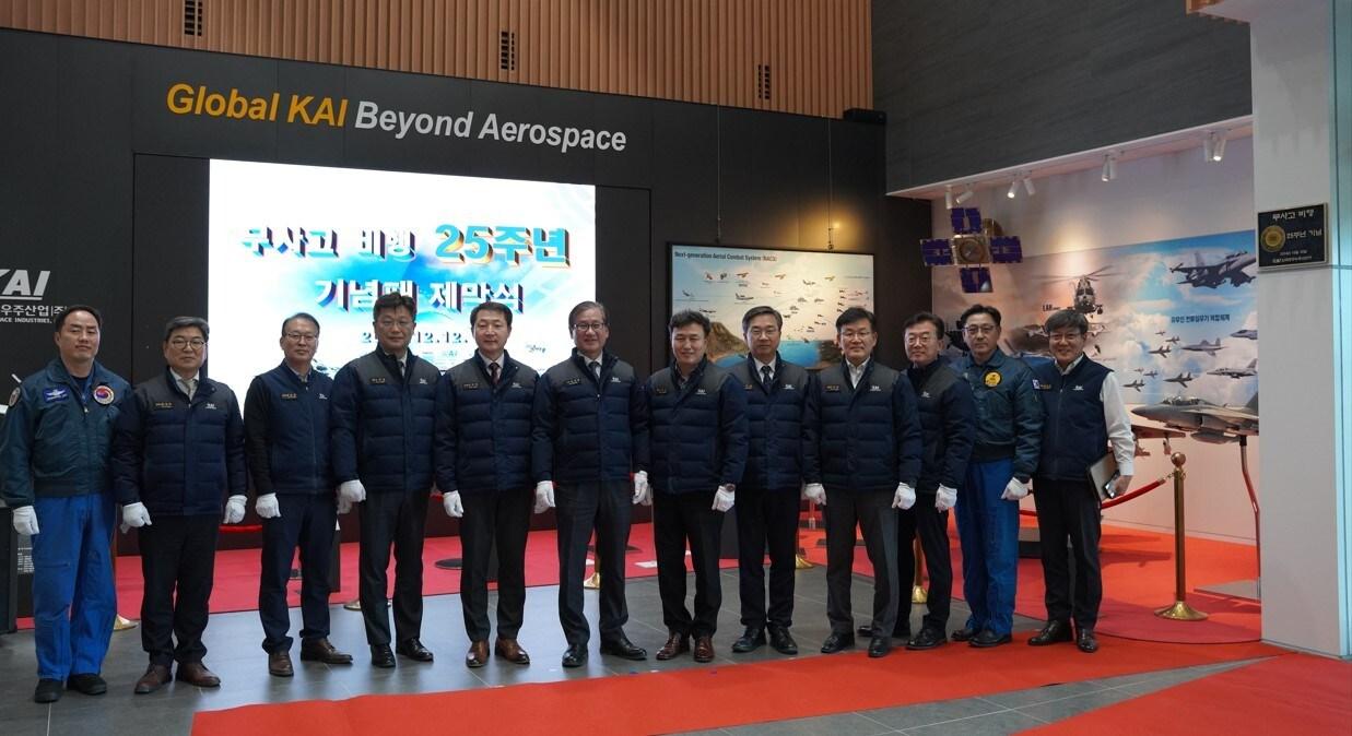 본문 이미지 - 13일 경남 사천의 한국항공우주산업(KAI) 본사에서 강구영 KAI 사장(왼쪽에서 여섯번째)과 회사 관계자들이 창립 이래 시험 비행 '무사고 25년' 기록 기념패 제막식을 가진 뒤 기념 사진을 촬영하는 모습(KAI 제공). 2024.12.13.
