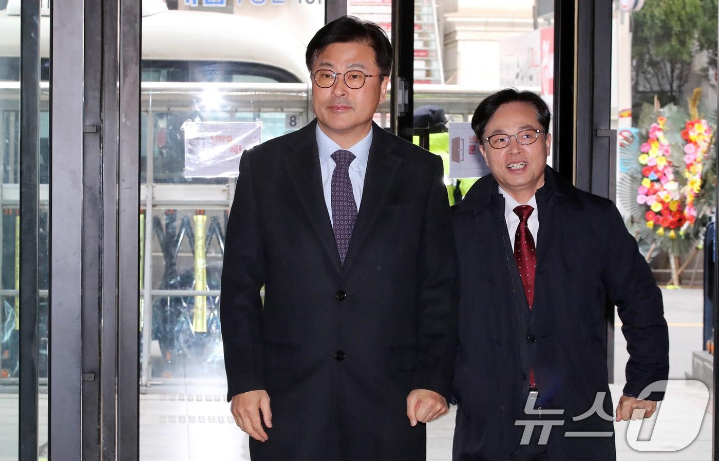 본문 이미지 - 김종혁 국민의힘 원외 당협위원장협의회장이 13일 오후 서울 여의도 국민의힘 중앙당사에서 열린 원외당협위원장 협의회에 참석하고 있다. 2024.12.13/뉴스1 ⓒ News1 박세연 기자