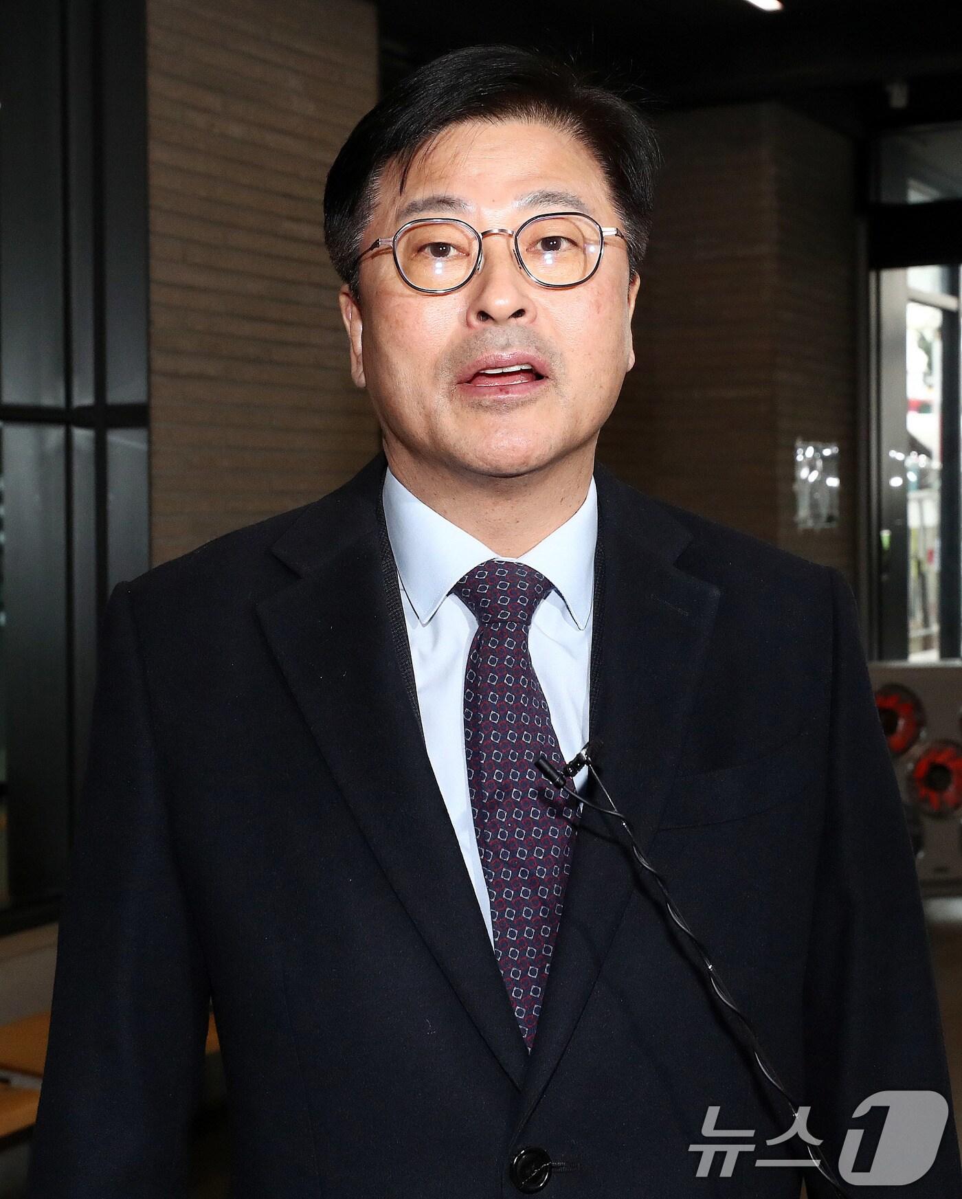 본문 이미지 - 김종혁 국민의힘 원외 당협위원장협의회 회장이 지난 12월 13일 오후 서울 여의도 국민의힘 중앙당사에서 열린 원외당협위원장 협의회에 참석하며 취재진 질문에 답하고 있다. 2024.12.13/뉴스1 ⓒ News1 박세연 기자