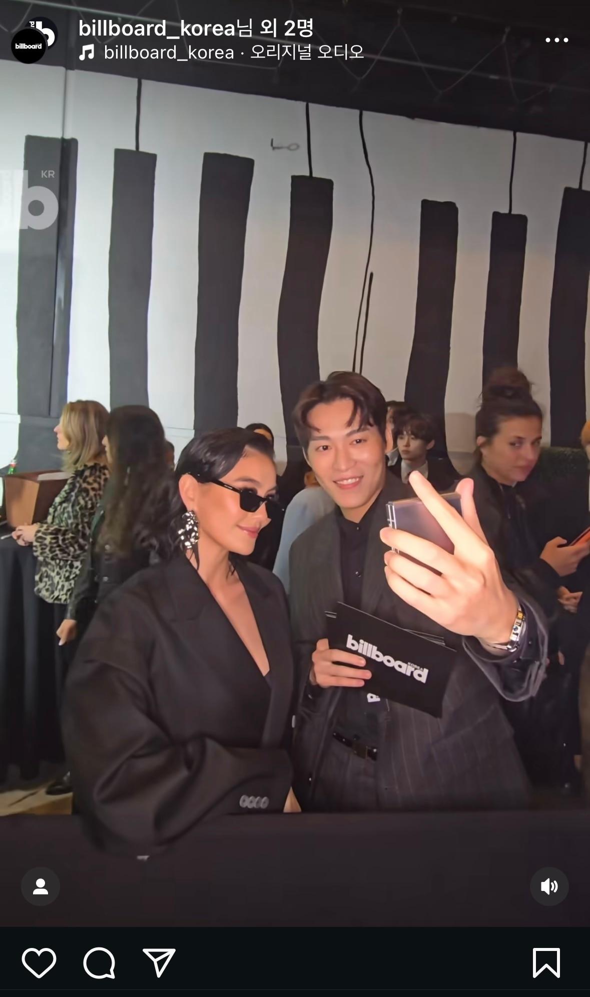 본문 이미지 - 지난달 19일 미국 로스앤젤레스에서 열린 '2024 빌보드 뮤직 어워즈 사전행사'에서 인터뷰와 셀피 타임을 진행한 아그네즈 모(빌보드코리아 인스타그램 갈무리/삼성전자 제공)