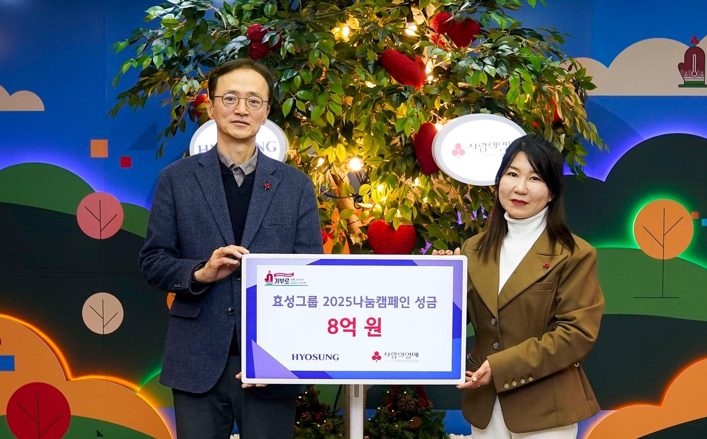  이정원 효성 커뮤니케이션실장&#40;왼쪽&#41;과 김경희 사회복지공동모금회 사회공헌본부장&#40;오른쪽&#41;이 기념 사진을 촬영하고 있다.&#40;효성그룹 제공&#41; 