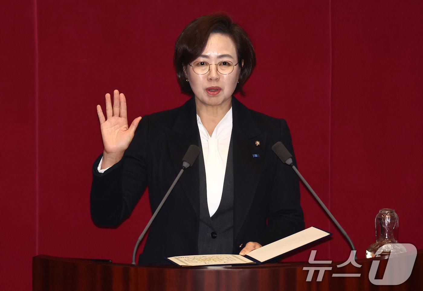 징역 2년 실형이 확정된 조국 전 조국혁신당 대표의 비례대표 의원직을 승계 받은 백선희 의원이 13일 오후 서울 여의도 국회에서 열린 제419회국회(임시회) 제3차 본회의에서 선서하고 있다. 2024.12.13/뉴스1 ⓒ News1 김민지 기자