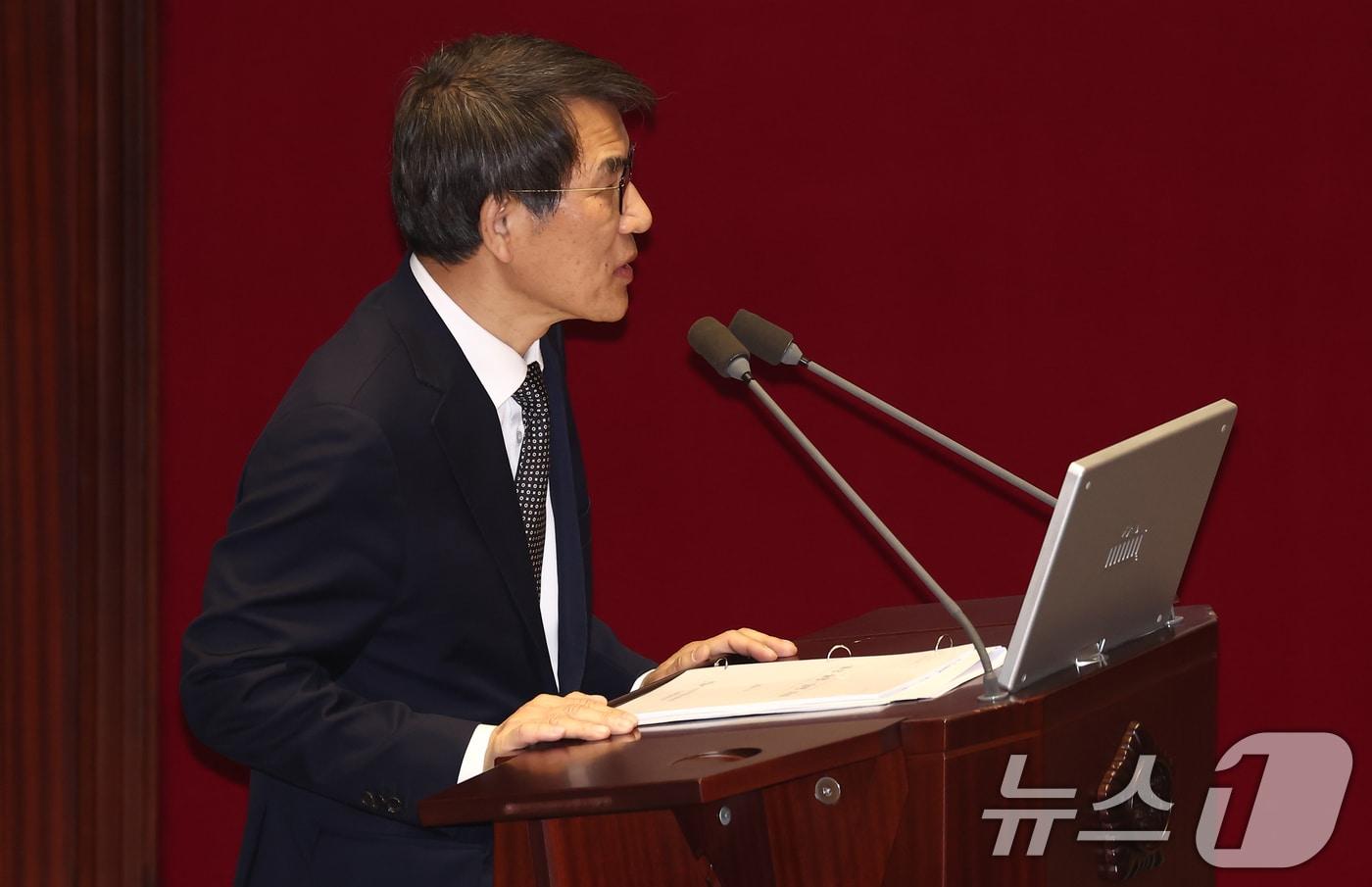 노태악 선거관리위원장이 13일 오후 서울 여의도 국회에서 열린 제419회국회(임시회) 제3차 본회의에서 조정식 더불어민주당 의원의 윤석열 대통령 위헌적 비상계엄 선포 내란행위 관련 긴급 현안 질문에 답변하고 있다. 2024.12.13/뉴스1 ⓒ News1 김민지 기자