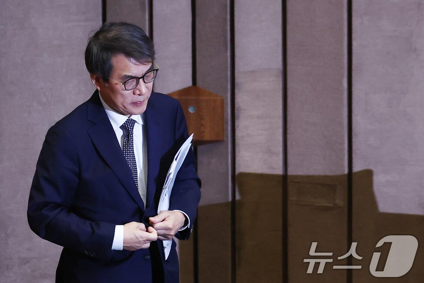 본문 이미지 - 노태악 선거관리위원장이 13일 오후 서울 여의도 국회에서 열린 제419회국회(임시회) 제3차 본회의에서 윤석열 대통령 위헌적 비상계엄 선포 내란행위 관련 긴급 현안 질문에 답변하기 위해 단상으로 향하고 있다. 2024.12.13/뉴스1 ⓒ News1 김민지 기자