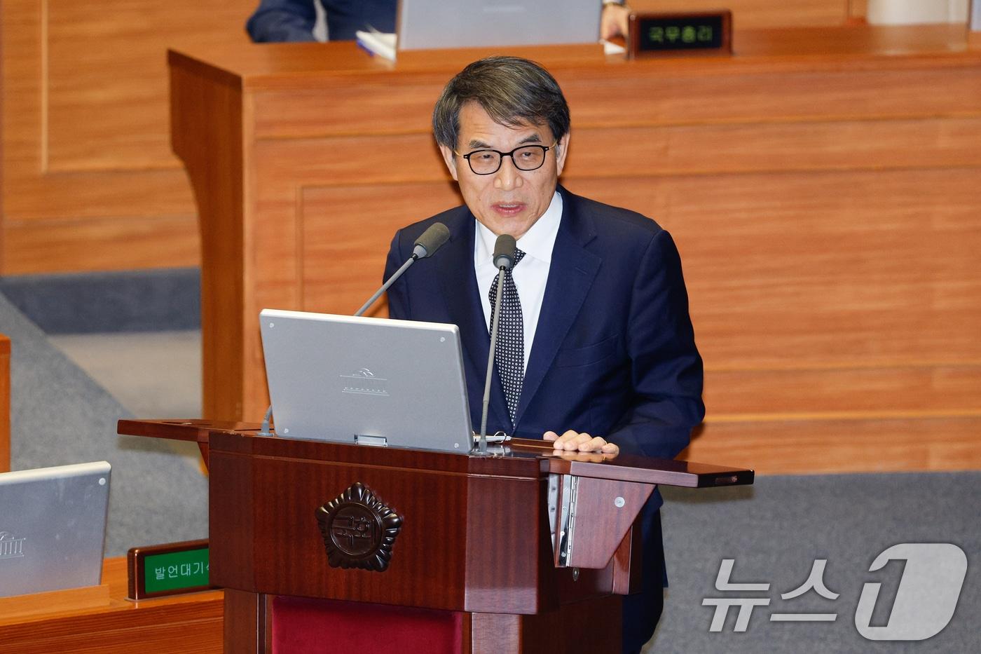 본문 이미지 - 노태악 중앙선거관리위원회 위원장이 13일 오후 서울 여의도 국회에서 열린 제419회국회(임시회) 제3차 본회의에서 조정식 더불어민주당 의원의 윤석열 대통령 위헌적 비상계엄 선포 내란행위 관련 긴급현안질문에 답하고 있다. 2024.12.13/뉴스1 ⓒ News1 안은나 기자