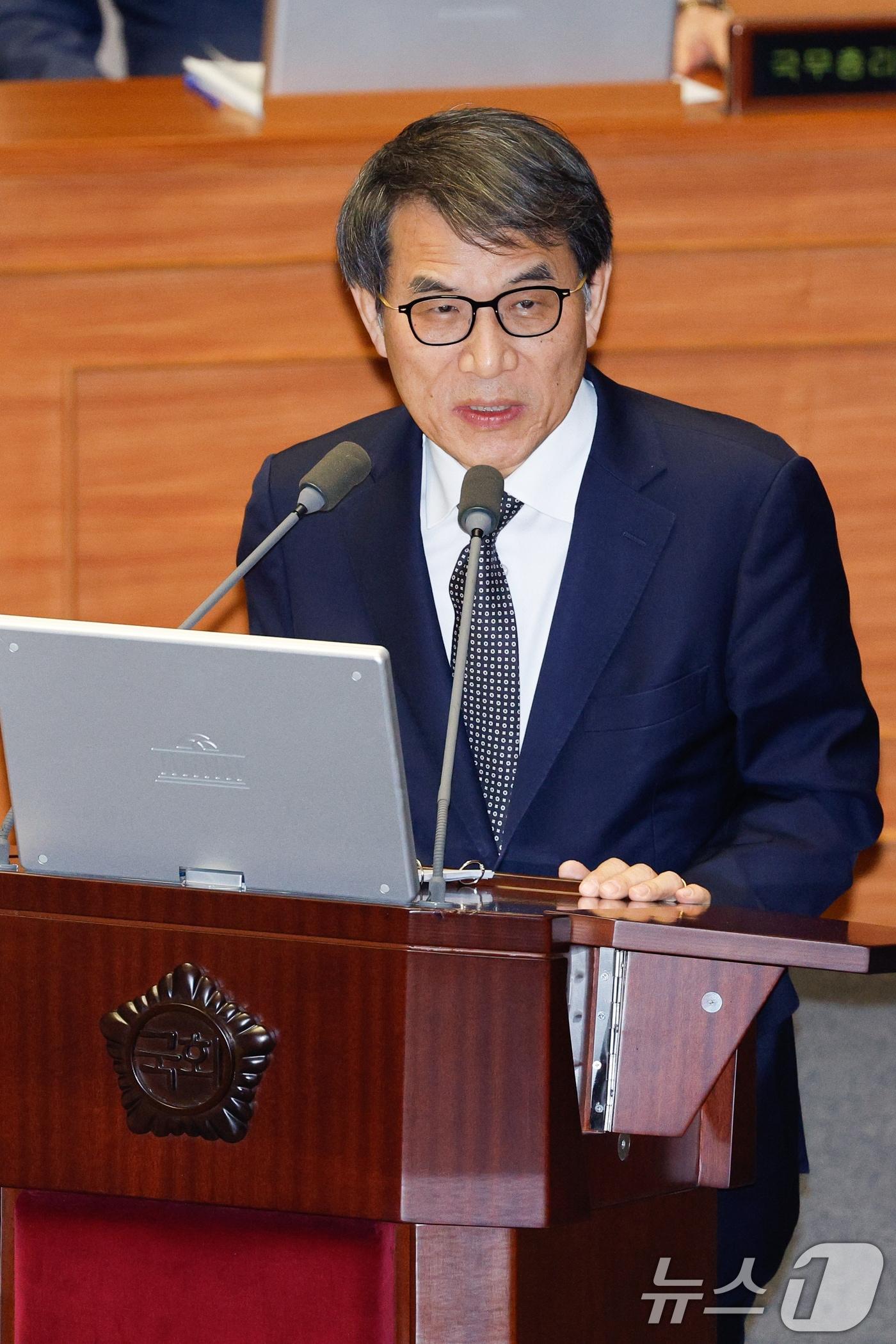 본문 이미지 - 노태악 중앙선거관리위원회 위원장이 13일 오후 서울 여의도 국회에서 열린 제419회국회(임시회) 제3차 본회의에서 조정식 더불어민주당 의원의 윤석열 대통령 위헌적 비상계엄 선포 내란행위 관련 긴급현안질문에 답하고 있다. 2024.12.13/뉴스1 ⓒ News1 안은나 기자