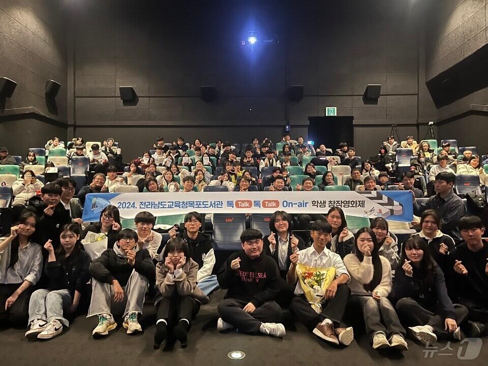 본문 이미지 -  &#39;톡&#40;Talk&#41; 톡&#40;Talk&#41; On-air 학생 창작영화제&#39; 참여 학생들이 기념사진을 찍고 있다. &#40;전남교육청 제공&#41;/뉴스1
