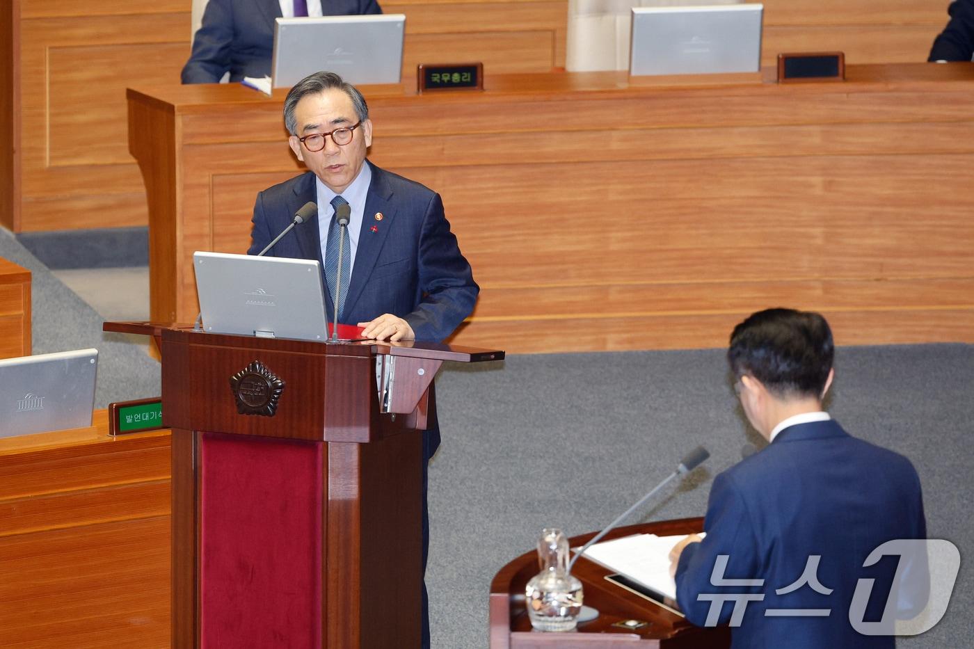 본문 이미지 - 조태열 외교부 장관이 13일 오후 서울 여의도 국회에서 열린 제419회국회(임시회) 제3차 본회의에서 조정식 더불어민주당 의원의 윤석열 대통령 위헌적 비상계엄 선포 내란행위 관련 긴급현안질문에 답하고 있다. 2024.12.13/뉴스1 ⓒ News1 안은나 기자