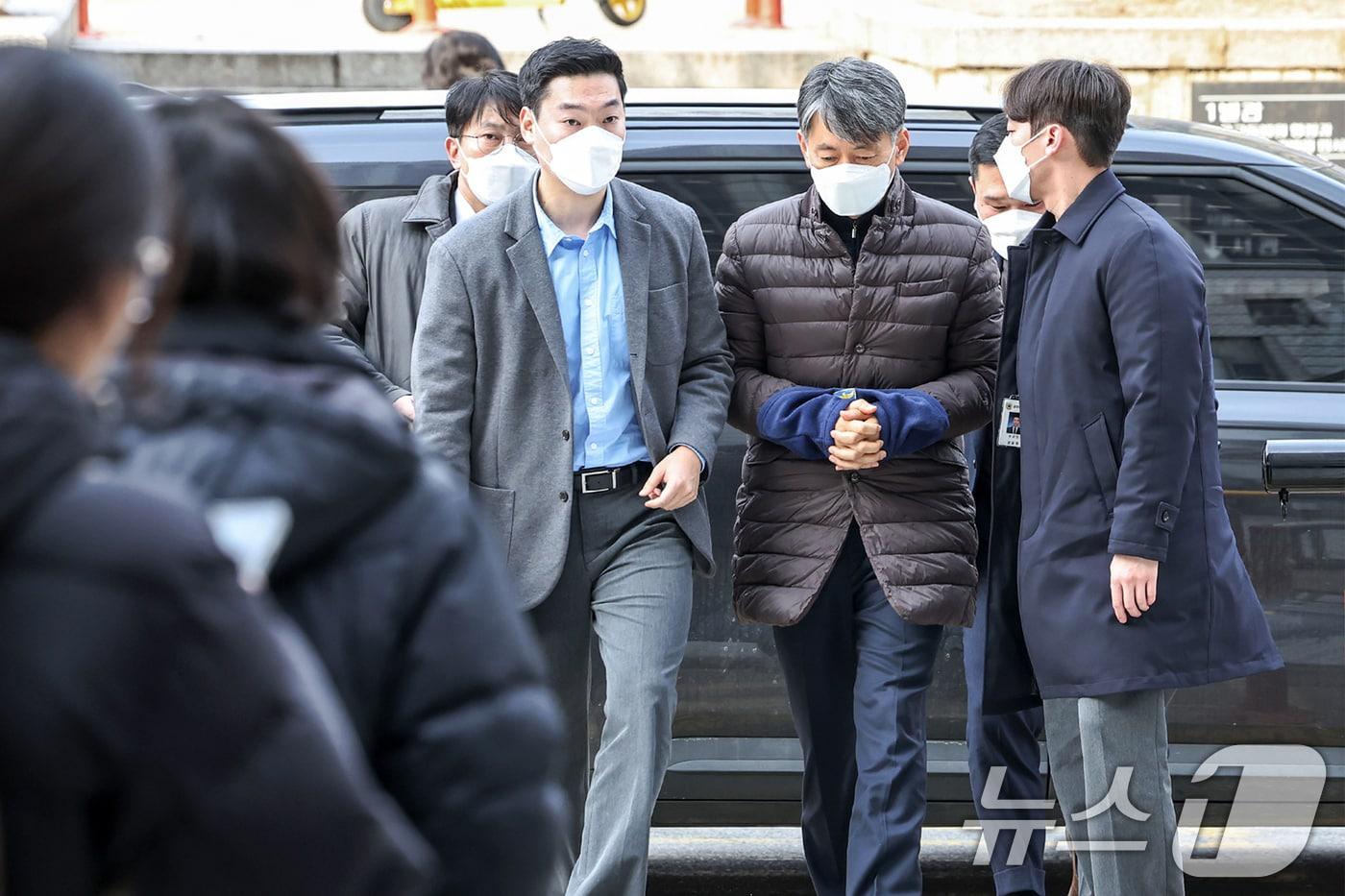 '12·3 비상계엄' 사태 내란 혐의로 긴급 체포된 조지호 경찰청장이 13일 오후 서울 서초구 서울중앙지방법원에서 열린 영장실질심사에 출석하고 있다. 2024.12.13/뉴스1 ⓒ News1 민경석 기자