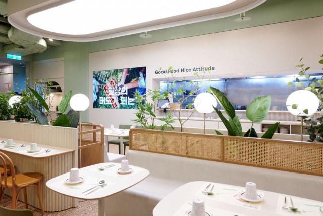 본문 이미지 - 풀무원이 서울 강남 코엑스에 문을 연 비건 레스토랑 &#39;플랜튜드&#39; 1호점&#40;풀무원 제공&#41;.
