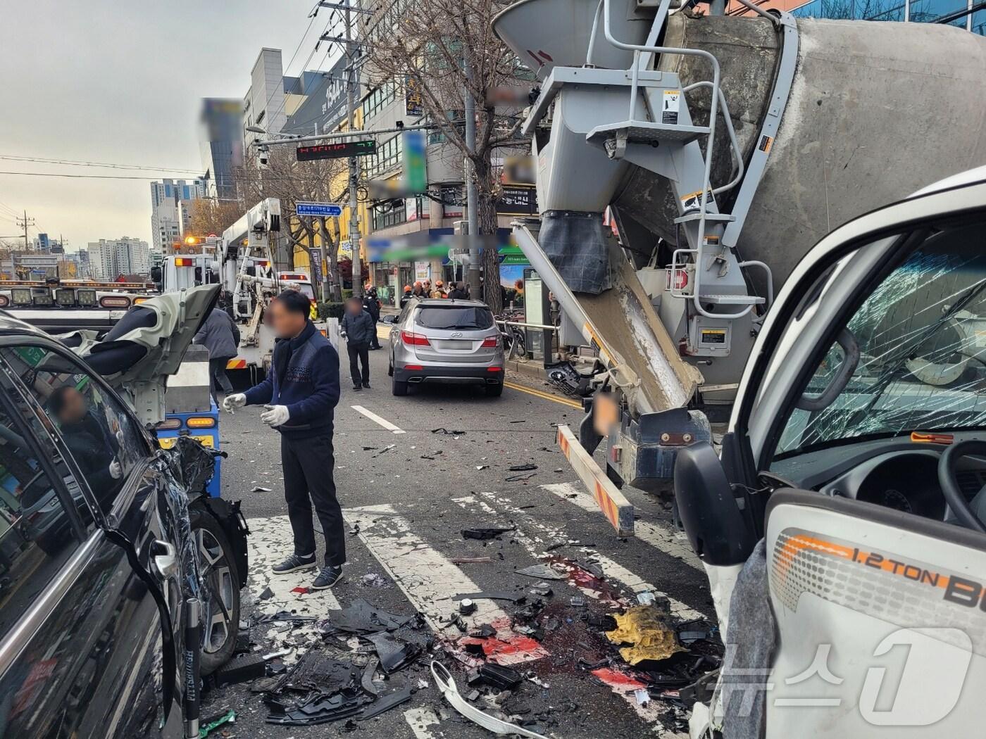 본문 이미지 - 13일 오전 부산 금정구 부곡동 7중 추돌 사고 현장.(금정경찰서 제공)