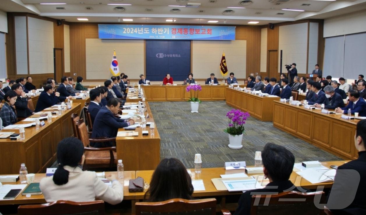 본문 이미지 - 13일 대구상공회의소 대회의실에서 열린 &#39;2024년 하반기 경제동향 보고회&#39;에서 홍준표 대구시장&#40;오른쪽 네번째&#41;이 인사말을 하고 있다.&#40;대구상의 제공&#41;