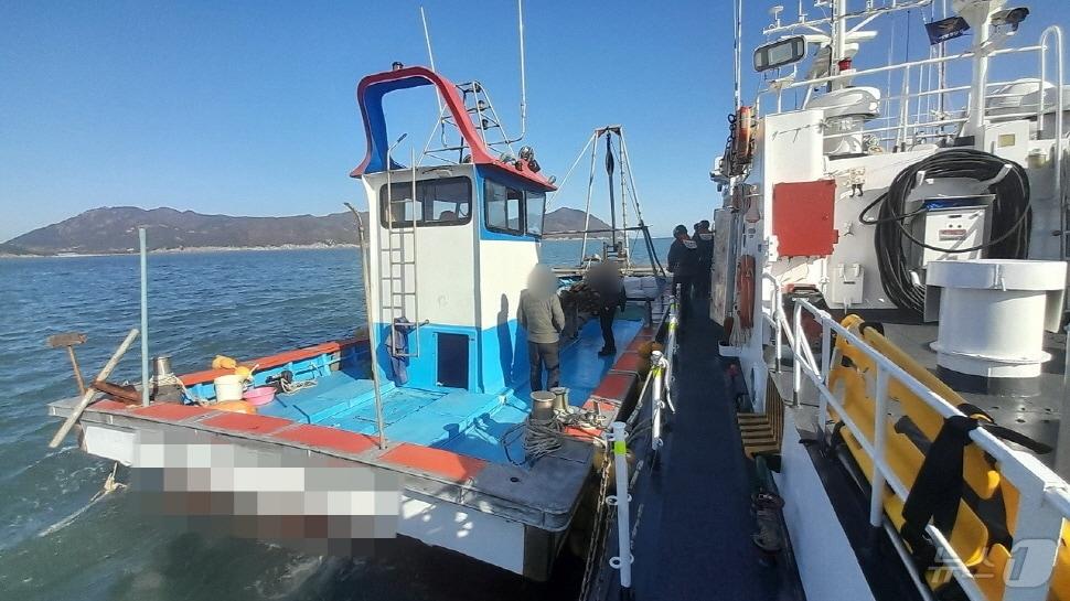 본문 이미지 - 완도해경이 10일 완도 해상에서 해양안전 특별 단속을 벌이고 있다.(완도해경 제공) 2024.12.13