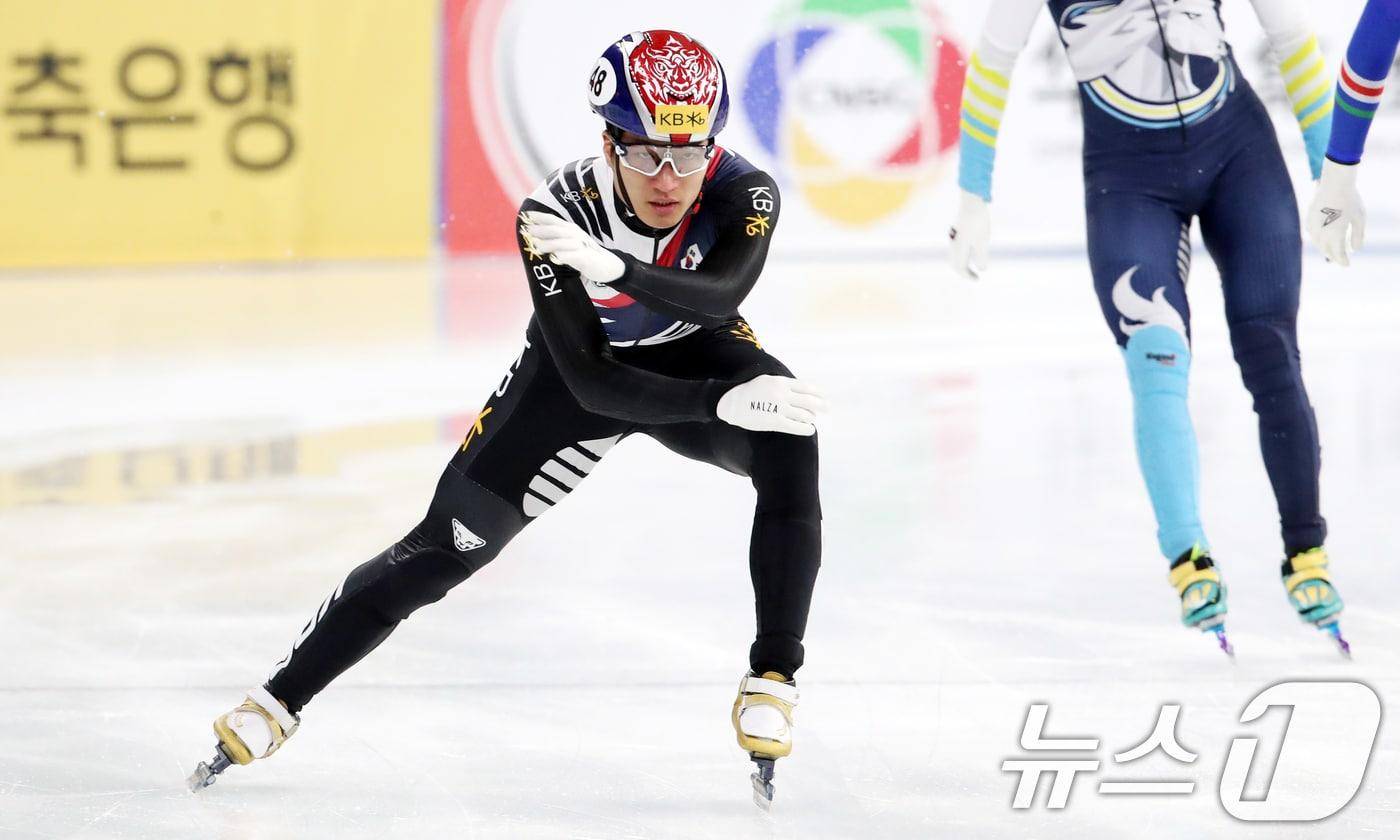 본문 이미지 - 13일 서울 목동 아이스링크에서 열린 'KB금융-ISU 쇼트트랙 월드투어 서울 대회' 혼성계주 준준결승에서 대한민국 마지막 주자 김태성이 결승선을 통과하고 있다. 2024.12.13/뉴스1 ⓒ News1 이승배 기자
