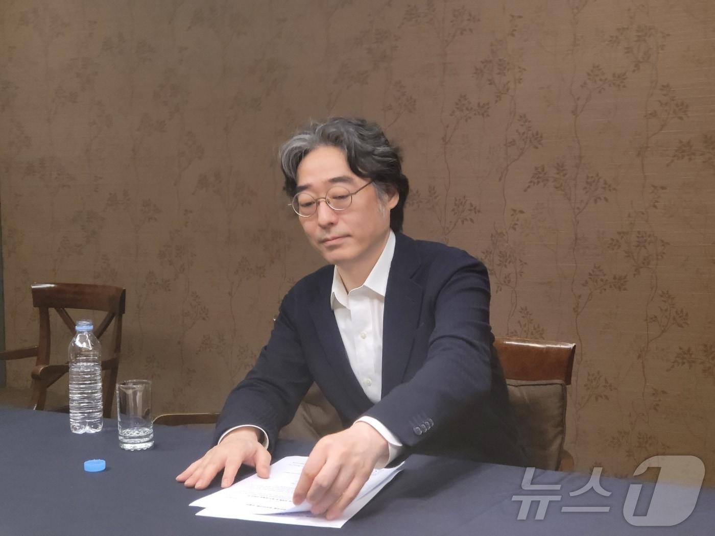 본문 이미지 - 임종윤 한미약품 사내이사가 기자간담회에서 자료를 살펴보고 있다./뉴스1 황진중 기자