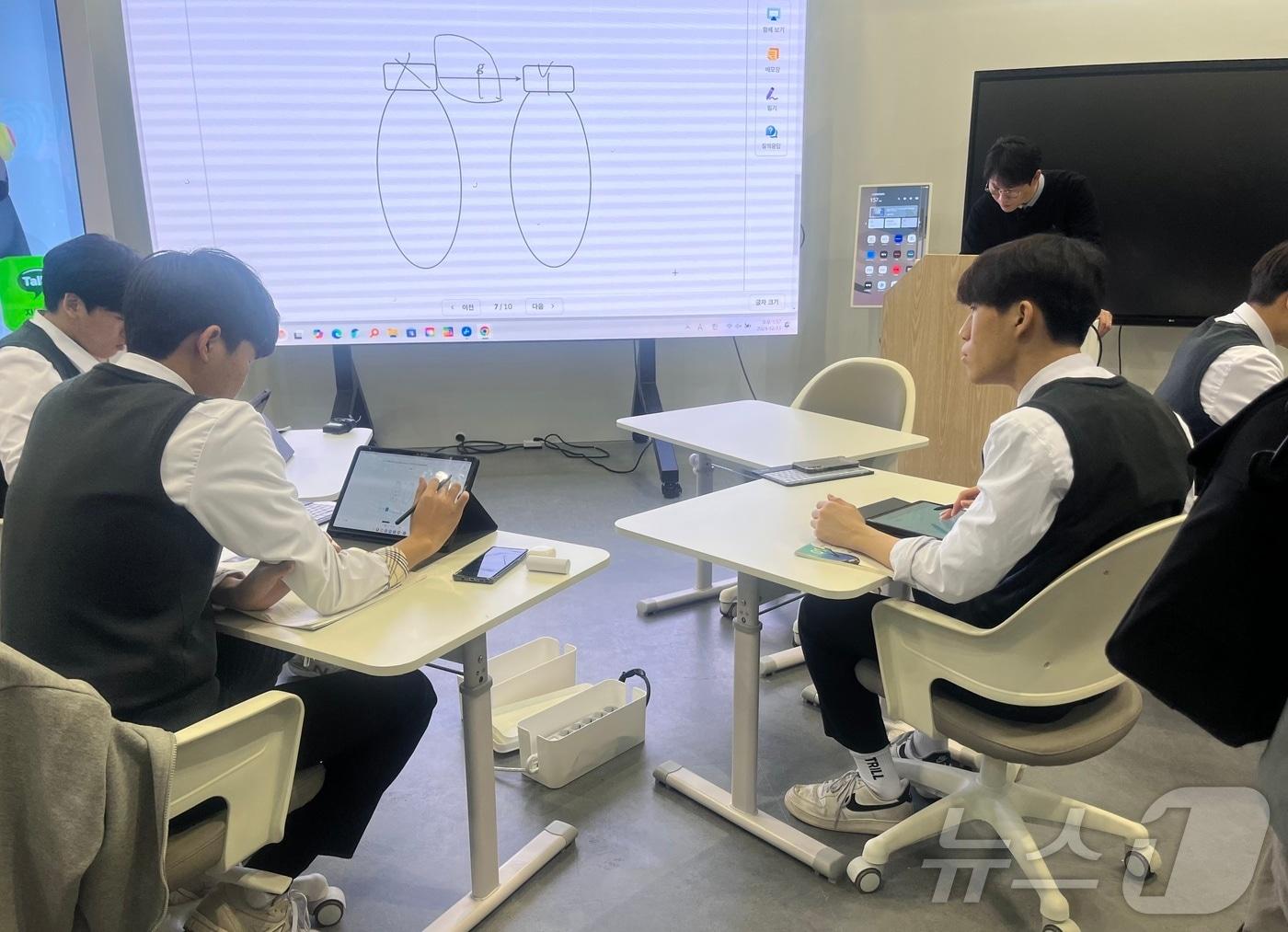 본문 이미지 - 13일 열린 '2024 대한민국 교육혁신 박람회' 미래교실에서 전병제 경기 성문고 교사가 수학 과목 인공지능(AI) 디지털교과서 시연 수업을 하고 있다. 2024.12.13/뉴스1 ⓒ News1 이유진 기자