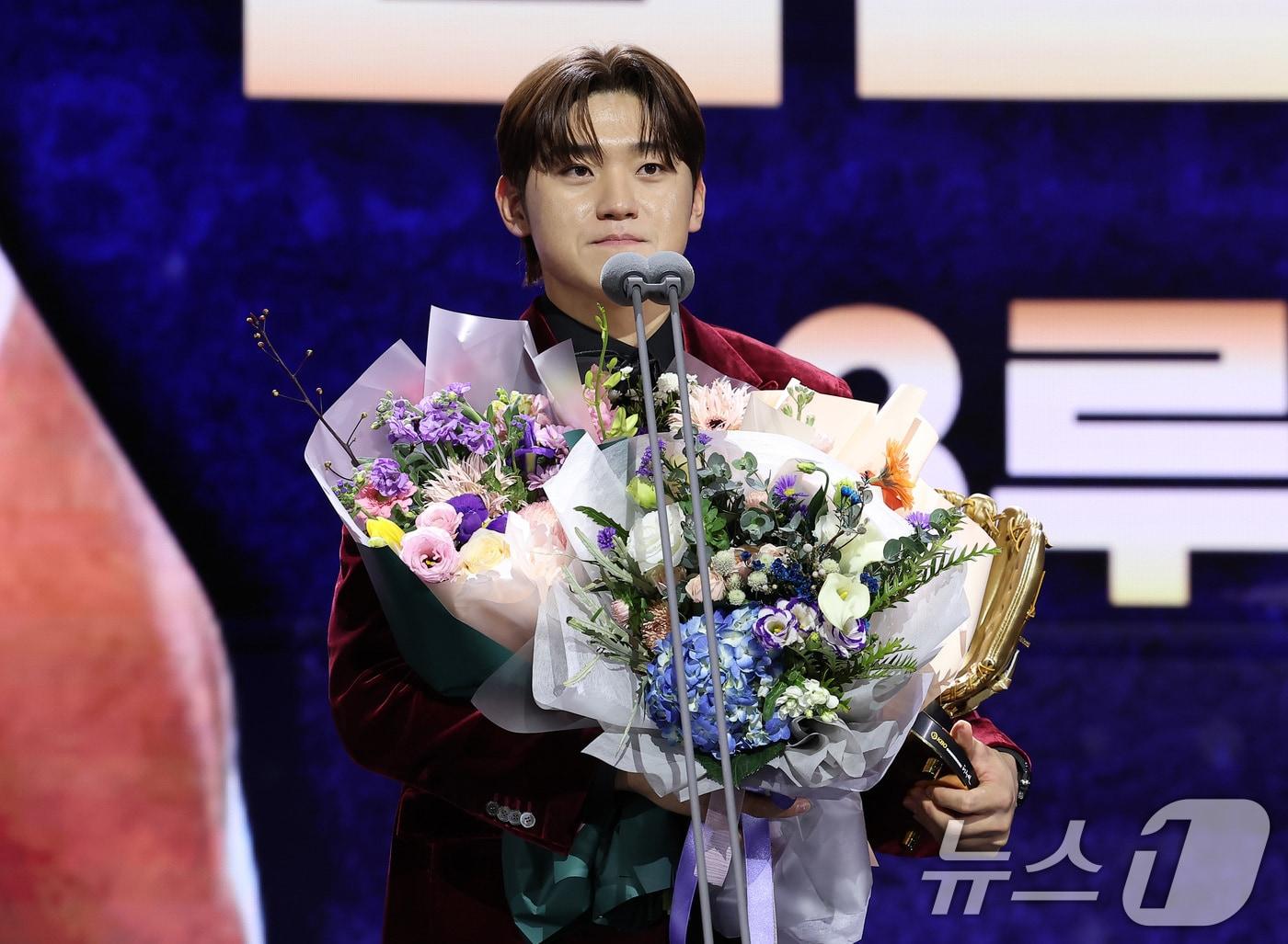 본문 이미지 - KIA 타이거즈 김도영이 13일 서울 강남구 코엑스 오디토리움에서 열린 ‘2024 신한은행 SOL KBO 골든글러브 시상식’에서 3루수 부문 골든글러브 수상 소감을 전하고 있다. 2024.12.13/뉴스1 ⓒ News1 김성진 기자