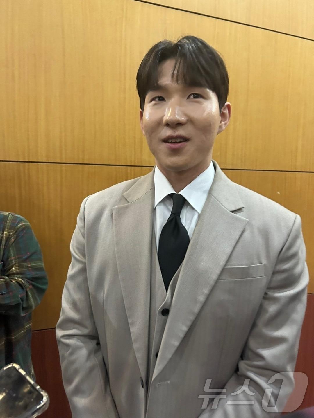 본문 이미지 -  13일 서울 강남구 코엑스 오디토리움에서 열린 ‘2024 신한은행 SOL KBO 골든글러브 시상식’에서 수상에 실패한 SSG 랜더스 박성한이 취재진과 대화하고 있다. 2024.12.13/뉴스1 ⓒ News1 문대현 기자